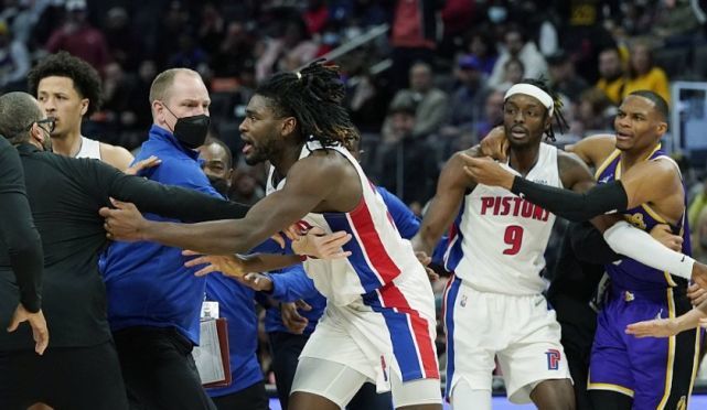  马刺战胜活塞终结十九连败  